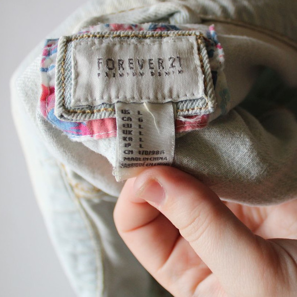 💙🤍Forever 21 Light Wash Distressed Jean Jacket/Coat - Picture 4 of 6